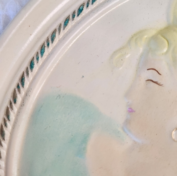 80s Victorian Cameo Wall Hangings - Picture 10 of 14